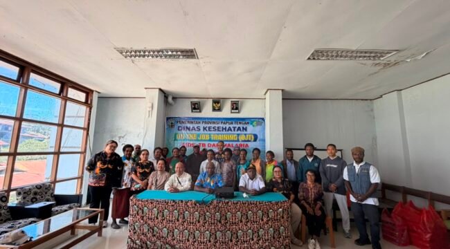 Suasana foto bersama dalam kegiatan On The Job Training (OJT) Program AIDS, Tuberkulosis, dan Malaria (ATM) pada 3–4 Juni 2026 di Aula Puskesmas Enarotali, Kabupaten Paniai. Foto: Jeri P. Degei for sasagupapua.com 