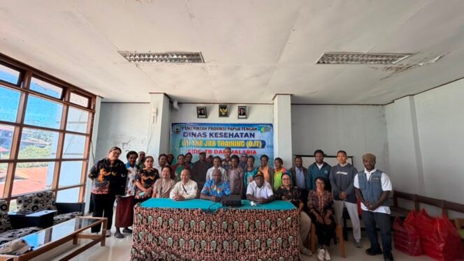 
Suasana foto bersama dalam kegiatan On The Job Training (OJT) Program AIDS, Tuberkulosis, dan Malaria (ATM) pada 3–4 Juni 2026 di Aula Puskesmas Enarotali, Kabupaten Paniai. Foto: Jeri P. Degei for sasagupapua.com 
