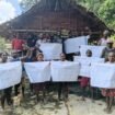 Masyarakat Adat Sub Suku Nasfa dari kampung Wehali dan Kampung Magis, Distrik Teminabuan foto usai menyatakan sikap bersama dengan membentangkan Pamflet. (Foto: Istimewa)
