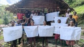 Masyarakat Adat Sub Suku Nasfa dari kampung Wehali dan Kampung Magis, Distrik Teminabuan foto usai menyatakan sikap bersama dengan membentangkan Pamflet. (Foto: Istimewa)