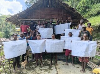Masyarakat Adat Sub Suku Nasfa dari kampung Wehali dan Kampung Magis, Distrik Teminabuan foto usai menyatakan sikap bersama dengan membentangkan Pamflet. (Foto: Istimewa)