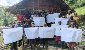 Masyarakat Adat Sub Suku Nasfa dari kampung Wehali dan Kampung Magis, Distrik Teminabuan foto usai menyatakan sikap bersama dengan membentangkan Pamflet. (Foto: Istimewa)