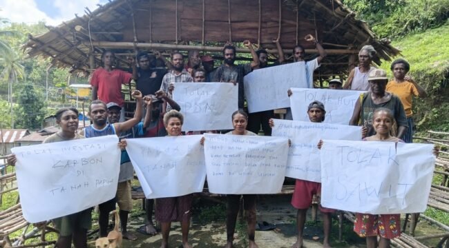 Masyarakat Adat Sub Suku Nasfa dari kampung Wehali dan Kampung Magis, Distrik Teminabuan foto usai menyatakan sikap bersama dengan membentangkan Pamflet. (Foto: Istimewa)