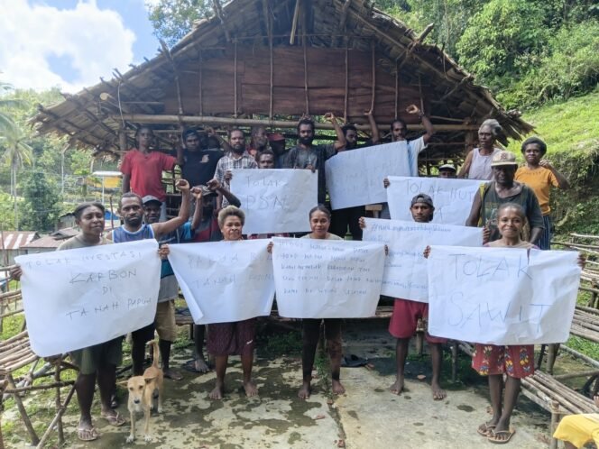 
Masyarakat Adat Sub Suku Nasfa dari kampung Wehali dan Kampung Magis, Distrik Teminabuan foto usai menyatakan sikap bersama dengan membentangkan Pamflet. (Foto: Istimewa)