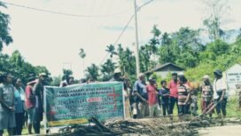 Masyarakat adat Warbon dari Marga Abrauw dan Marga Rumander secara resmi melakukan aksi pemalangan sebagai bentuk protes keras terhadap rencana kehadiran tim Badan Riset dan Inovasi Nasional (BRIN) di wilayah tanah adat mereka. (Foto: Ist)