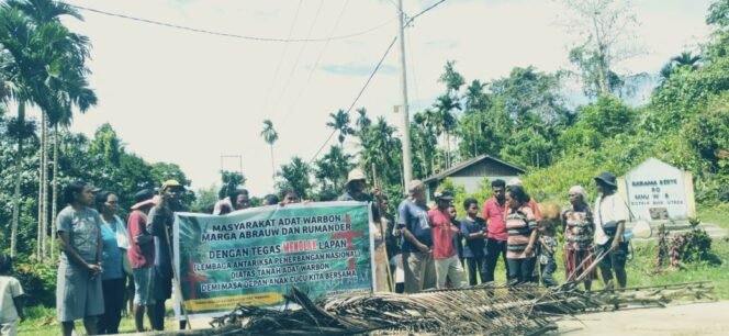 
Masyarakat adat Warbon dari Marga Abrauw dan Marga Rumander secara resmi melakukan aksi pemalangan sebagai bentuk protes keras terhadap rencana kehadiran tim Badan Riset dan Inovasi Nasional (BRIN) di wilayah tanah adat mereka. (Foto: Ist)