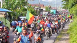 Ribuan Fans Senegal saat melakukan konvoi di Nabire pada Senin (16/6/2026). Foto: Edwin Rumanasen/Sasagupapua.com
