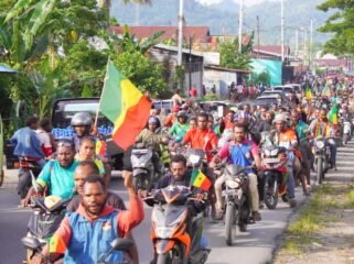 Ribuan Fans Senegal saat melakukan konvoi di Nabire pada Senin (16/6/2026). Foto: Edwin Rumanasen/Sasagupapua.com