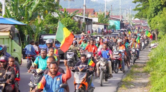 Ribuan Fans Senegal saat melakukan konvoi di Nabire pada Senin (16/6/2026). Foto: Edwin Rumanasen/Sasagupapua.com