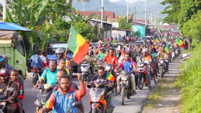 
Ribuan Fans Senegal saat melakukan konvoi di Nabire pada Senin (16/6/2026). Foto: Edwin Rumanasen/Sasagupapua.com