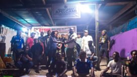 Anggota DPR Papua Tengah, Araminus Omaleng saat menerima aspirasi dari para pencaker yang tergabung dalam APELCAMI. (Foto: Ist)