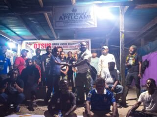 Anggota DPR Papua Tengah, Araminus Omaleng saat menerima aspirasi dari para pencaker yang tergabung dalam APELCAMI. (Foto: Ist)