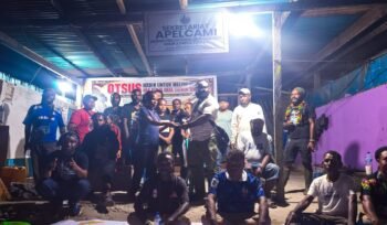 Anggota DPR Papua Tengah, Araminus Omaleng saat menerima aspirasi dari para pencaker yang tergabung dalam APELCAMI. (Foto: Ist)