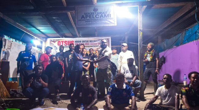 Anggota DPR Papua Tengah, Araminus Omaleng saat menerima aspirasi dari para pencaker yang tergabung dalam APELCAMI. (Foto: Ist)