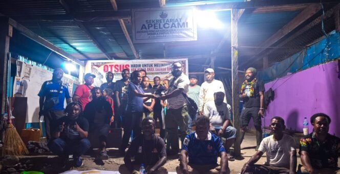 
Anggota DPR Papua Tengah, Araminus Omaleng saat menerima aspirasi dari para pencaker yang tergabung dalam APELCAMI. (Foto: Ist)