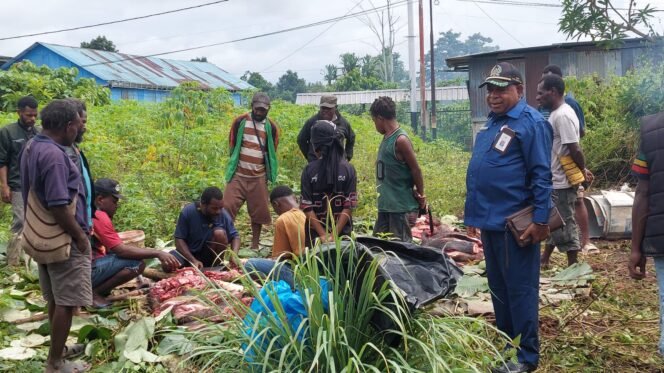 
Anggota DPR Papua Tengah, Yulian Magai saat melakukan reses dengan bakar batu bersama masyarakat di Timika, Sabtu (27/6/2026). Foto: Istimewa 