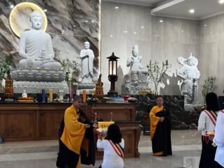 Suasana umat Buddha saat merayakan hari raya Waisak di Timika. (Foto: Istimewa for Saaagupapua.com) 