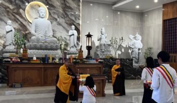 Suasana umat Buddha saat merayakan hari raya Waisak di Timika. (Foto: Istimewa for Saaagupapua.com) 