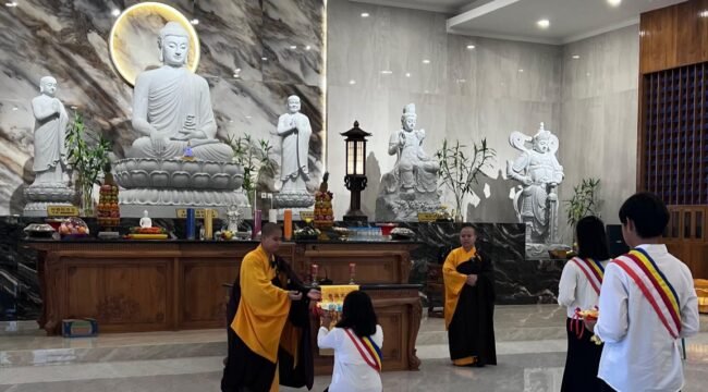 Suasana umat Buddha saat merayakan hari raya Waisak di Timika. (Foto: Istimewa for Saaagupapua.com) 