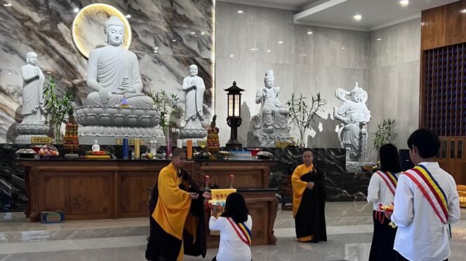 
Suasana umat Buddha saat merayakan hari raya Waisak di Timika. (Foto: Istimewa for Saaagupapua.com) 