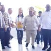 Wamendagri, Ribka Haluk saat tiba di bandara Douw Aturure. (Foto: Kristin Rejang/sasagupapua)
