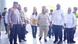 Wamendagri, Ribka Haluk saat tiba di bandara Douw Aturure. (Foto: Kristin Rejang/sasagupapua)
