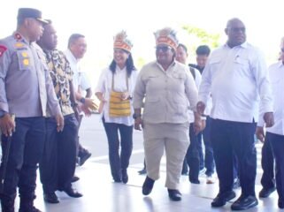 Wamendagri, Ribka Haluk saat tiba di bandara Douw Aturure. (Foto: Kristin Rejang/sasagupapua)