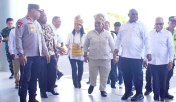 Wamendagri, Ribka Haluk saat tiba di bandara Douw Aturure. (Foto: Kristin Rejang/sasagupapua)