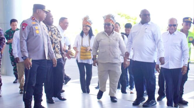 
Wamendagri, Ribka Haluk saat tiba di bandara Douw Aturure. (Foto: Kristin Rejang/sasagupapua)