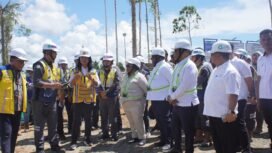 Momen saat rombongan meninjau kantor Gubernur Papua Tengah. (Foto: Kristin Rejang/Sasagupapua.com)