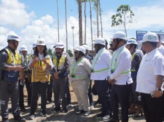 Momen saat rombongan meninjau kantor Gubernur Papua Tengah. (Foto: Kristin Rejang/Sasagupapua.com)