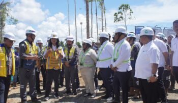 Momen saat rombongan meninjau kantor Gubernur Papua Tengah. (Foto: Kristin Rejang/Sasagupapua.com)
