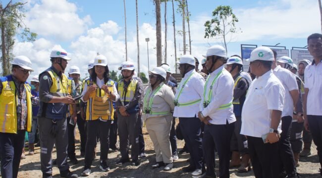 Momen saat rombongan meninjau kantor Gubernur Papua Tengah. (Foto: Kristin Rejang/Sasagupapua.com)