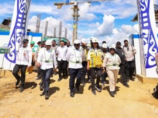 Wamendagri Ribka Haluk dan Wamen PU Ir. Diana Kusumastuti, saat meninjau proses pembangunan Pusat Pemerintahan Provinsi Papua Tengah. (Foto: Humas Pemprov Papua Tengah)