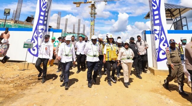 Wamendagri Ribka Haluk dan Wamen PU Ir. Diana Kusumastuti, saat meninjau proses pembangunan Pusat Pemerintahan Provinsi Papua Tengah. (Foto: Humas Pemprov Papua Tengah)