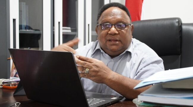 Wakil Ketua IV DPR Papua Tengah, John Gobai. (Foto: Kristin Rejang/Sasagupapua.com)