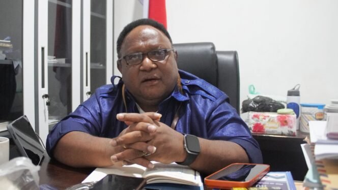 
Wakil Ketua IV DPR Papua Tengah, John Gobai. (Foto: Kristin Rejang/sasagupapua.com)