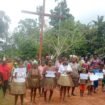 Masyarakat adat Kampung Subur, Distrik Subur, Kabupaten Boven Digoel, saat melakukan aksi bersih-bersih kampung, menanam pohon, dan menyampaikan pernyataan sikap pada peringatan Hari Lingkungan Hidup Sedunia. (Ist)