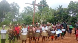 Masyarakat adat Kampung Subur, Distrik Subur, Kabupaten Boven Digoel, saat melakukan aksi bersih-bersih kampung, menanam pohon, dan menyampaikan pernyataan sikap pada peringatan Hari Lingkungan Hidup Sedunia. (Ist)