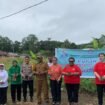 Momen penanaman pohon kelor di Distrik Mimika Barat Jauh. (Foto: Dok Distrik Mimika Barat Jauh)