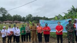 Momen penanaman pohon kelor di Distrik Mimika Barat Jauh. (Foto: Dok Distrik Mimika Barat Jauh)