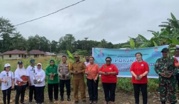 Momen penanaman pohon kelor di Distrik Mimika Barat Jauh. (Foto: Dok Distrik Mimika Barat Jauh)