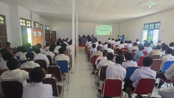 
Suasana pembekalan guru Mapega 3T di Paniai. (Foto: Istimewa)