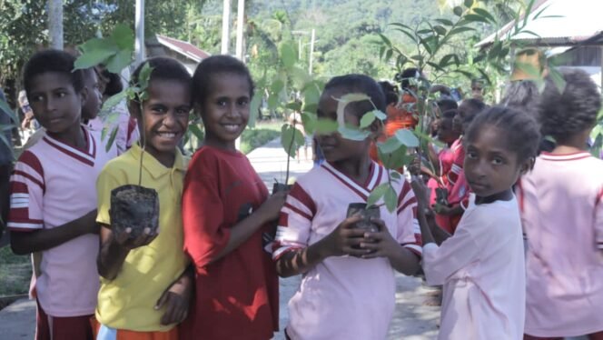 
Satu Suara dari Kampung Asbaken: Pemuda Adat Papua Gelar Aksi Iklim dan Desak Perlindungan Hak Ekologis