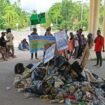 Tampak sampah yang diangkut ke Kantor Bupati oleh pemuda di Sorong. (Foto: Istimewa)