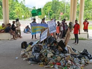 Tampak sampah yang diangkut ke Kantor Bupati oleh pemuda di Sorong. (Foto: Istimewa)