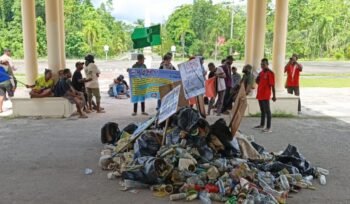 Tampak sampah yang diangkut ke Kantor Bupati oleh pemuda di Sorong. (Foto: Istimewa)