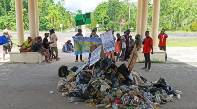 Tampak sampah yang diangkut ke Kantor Bupati oleh pemuda di Sorong. (Foto: Istimewa)