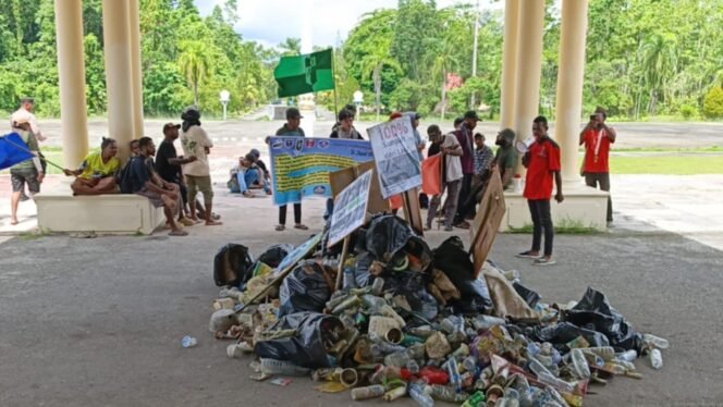 
Tampak sampah yang diangkut ke Kantor Bupati oleh pemuda di Sorong. (Foto: Istimewa)