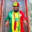 Ketua Kelompok Khusus DPR Papua Tengah, Donatus Mote saat mengenakan atribut tim kebanggaannya yakni Senegal. (Foto: Dok Pribadi)